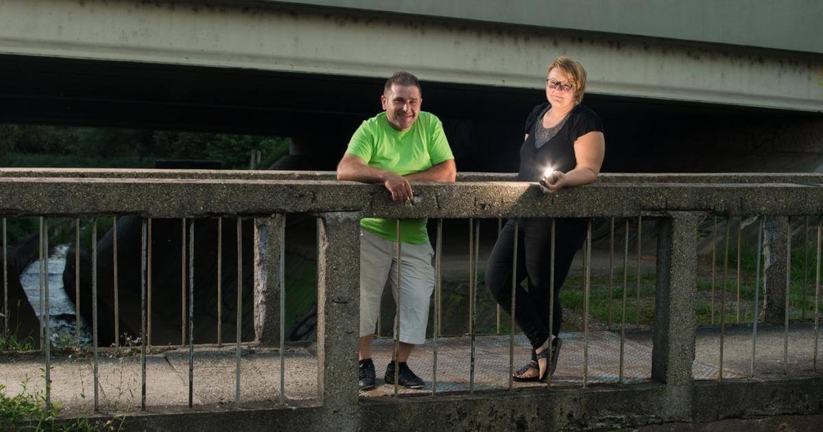 Gyuri és a vele dolgozó szociális munkás, Kriszta egy híd mellett állnak