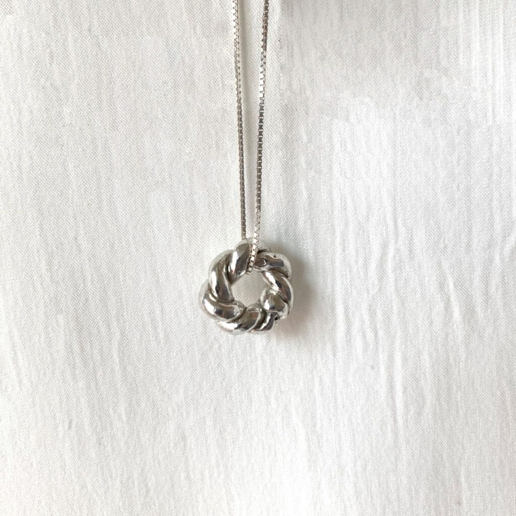 Litvin Natasa: HUG nyaklánc